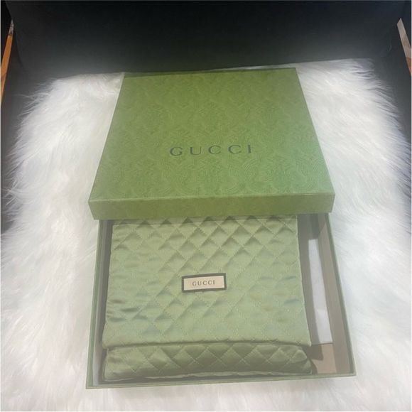 Gucci Broadway Pearly Bee Shoulder Bag
Crystal Embellished Satin - Picture 6 of 14